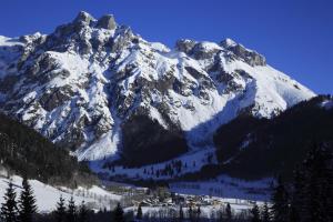 Vista generica sulle montagne o vista sulle montagne dall'interno dell'affittacamere