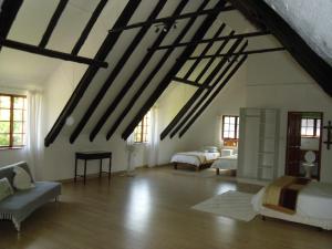 una gran sala de estar con techo con vigas. en Bellevue Guest Lodge, en Southbroom
