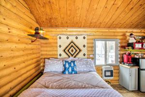 een slaapkamer met een bed in een blokhut bij Quiet Couples Retreat Studio by Winchester Lake! in Winchester