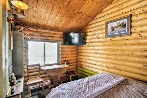 een slaapkamer met een bed, een wastafel en een raam bij Quiet Couples Retreat Studio by Winchester Lake! in Winchester
