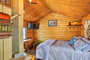 een slaapkamer met een bed in een blokhut bij Quiet Couples Retreat Studio by Winchester Lake! in Winchester