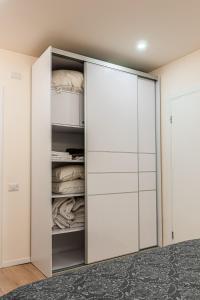 um quarto com um armário com portas brancas e uma cama em City center family relax apartment em Netanya