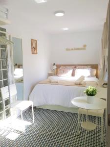 Schlafzimmer mit einem Bett, einem Tisch und Stühlen in der Unterkunft Marbella Center Apartment in Marbella