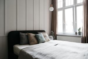 Posteľ alebo postele v izbe v ubytovaní Gellerico Apartments Deák Square