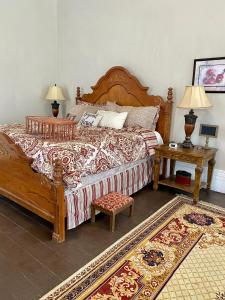 Tempat tidur dalam kamar di Historic McDonald Airbnb