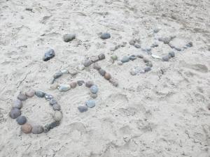 Ein Wort im Sand am Strand in der Unterkunft Meine Fischerhütte in Börgerende-Rethwisch