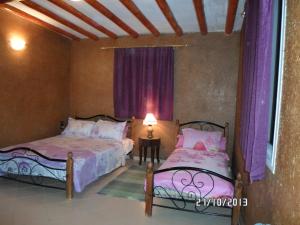 Un pat sau paturi într-o cameră la Auberge Tilila