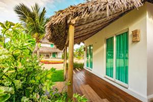 uma varanda de uma casa com telhado de palha em Manati em Barra Grande