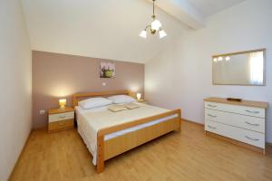 A bed or beds in a room at Apartmani Jagoda