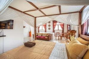 - un salon avec un lit et un canapé dans l'établissement Villa Rani 3, à Seminyak