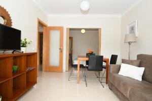 sala de estar con sofá y mesa en Apartamento Vila Arade, en Portimão