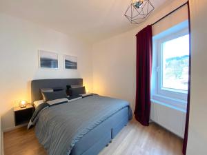 A bed or beds in a room at White Inn - Ferienwohnung mit Terrasse