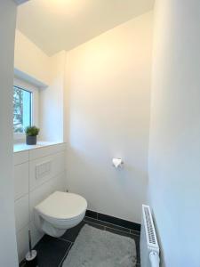 A bathroom at White Inn - Ferienwohnung mit Terrasse