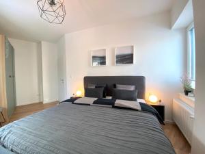 A bed or beds in a room at White Inn - Ferienwohnung mit Terrasse