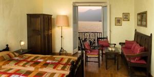 1 dormitorio con cama y vistas al océano en Ascona: Nostrana Apt. 2, en Ascona
