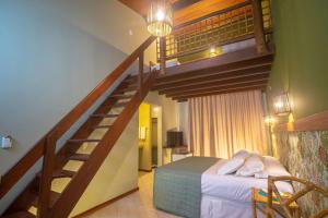 Un dormitorio con una cama elevada y una escalera en Pousada Villa Maeva Itacimirim en Itacimirim