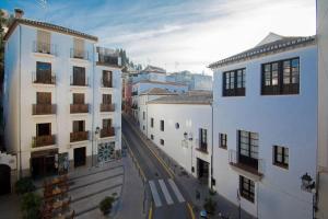 una vista aérea de una calle de la ciudad con edificios en EnjoyGranada REALEJO DELUXE 1A, en Granada