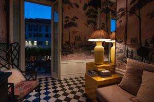 un soggiorno con lampada, divano e finestra di Pantheon Balcony Morgana Suite a Roma