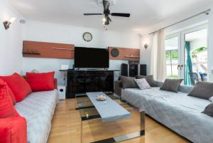 sala de estar con 2 sofás y TV de pantalla plana en Apartment Dino - Three Bedroom Apartment with Pool en Kaldanija