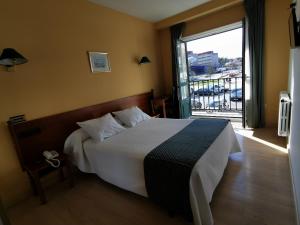 1 dormitorio con cama y ventana grande en Hotel San Jacobo, en Santiago de Compostela