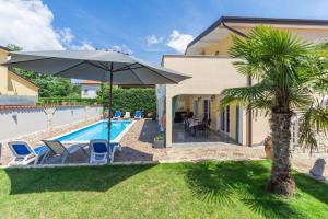 Villa con piscina y sombrilla en Apartment Dino - Three Bedroom Apartment with Pool en Kaldanija