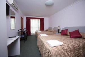 Ліжко або ліжка в номері Hume Villa Motor Inn