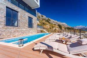 rząd leżaków obok basenu w obiekcie Villa Mia with private pool, Whirlpool, gym, sauna, seaviews w miejscowości Lokva Rogoznica