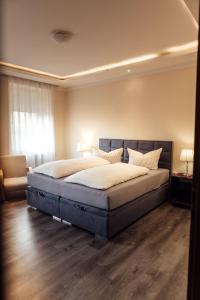 ein Schlafzimmer mit einem großen Bett in einem Zimmer in der Unterkunft Hotel und Restaurant Peking in Riesa