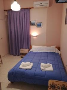 A bed or beds in a room at Iliana