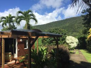 a cabin with a view of a mountain at Co'T Vert in Pointe-Noire