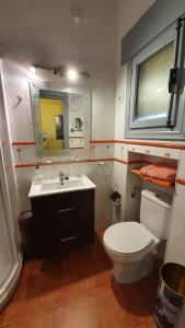 クエンカにあるCuencaloft Casa Azafranes VUTのバスルーム(トイレ、洗面台、鏡付)