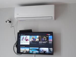 un monitor de ordenador está conectado a un aire acondicionado en CALIDO-Departamento 1 dormitorio amueblado excelente ubicacion en Río Cuarto