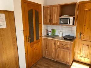 Kuchnia lub aneks kuchenny w obiekcie Apartamenty pokoje Nad Potokiem