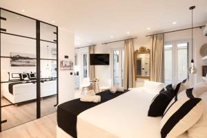 sypialnia z dużym łóżkiem i salonem w obiekcie Porta Reale Suite by CorfuEscapes w Korfu