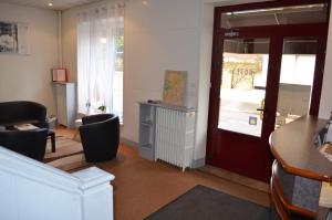 a living room with a red door and a table and chairs at Le ROYAL in Chaumont
