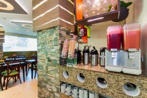 Příslušenství pro přípravu čaje a kávy v ubytování Hotel Aixo Suites By GEH Suites