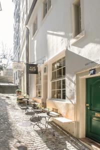 une rue avec des tables et des chaises à côté d'un bâtiment dans l'établissement Montmartre, à Zurich