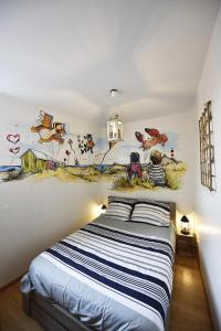 - une chambre avec un lit orné d'une peinture murale dans l'établissement Au troisième ciel - 250m de la plage - 6 pers- Berck-sur-Mer, à Berck-sur-Mer