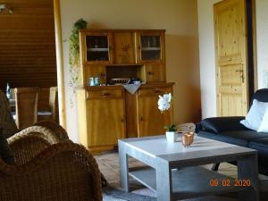 ein Wohnzimmer mit einem Sofa und einem Tisch in der Unterkunft Ferienwohnung Löhrer in Nideggen