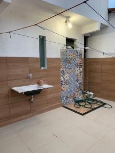 y baño con lavabo y ducha. en Casa Morro de São Paulo, en Morro de São Paulo