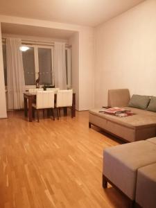 ein Wohnzimmer mit einem Sofa und einem Tisch in der Unterkunft Apartment Widbominkulma in Pori
