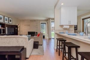 een keuken en een woonkamer met een bank en een tafel bij Snowcreek I 33 in Mammoth Lakes