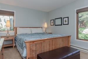 een slaapkamer met een bed, een tafel en een raam bij Snowcreek I 33 in Mammoth Lakes