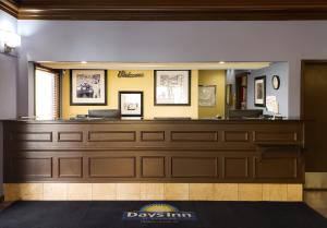 Lobby alebo recepcia v ubytovaní Days Inn & Suites by Wyndham Merrillville