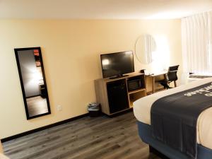 Televízia a/alebo spoločenská miestnosť v ubytovaní Days Inn & Suites by Wyndham Merrillville