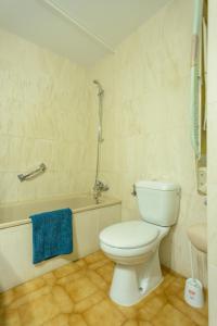 a bathroom with a toilet and a tub and a sink at APPARTEMENT REZ DE JARDIN EMPLACEMENT #1 in Empuriabrava +29 photos
