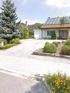 una entrada con una casa con techo solar en Aquavilla Bed & Breakfast en Willebroek