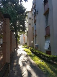 a walk way between two buildings in a city at ÓTIMA LOCALIZAÇÃO! EMPRESAS E FAMÍLIA (TÉRREO) in Porto Alegre