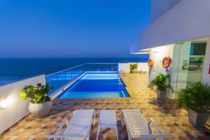 Bazén v ubytování Hotel Aixo Suites By GEH Suites nebo v jeho okolí