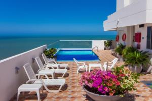 Bazén v ubytování Hotel Aixo Suites By GEH Suites nebo v jeho okolí
